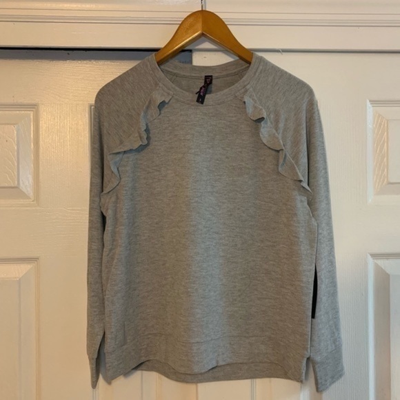 Betsey Johnson Ruffled Raglan Gray Pullover Sweater Size Small - Picture 3 of 8